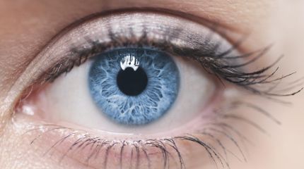Cirurgia a laser transforma olhos castanhos em azuis em poucos segundos